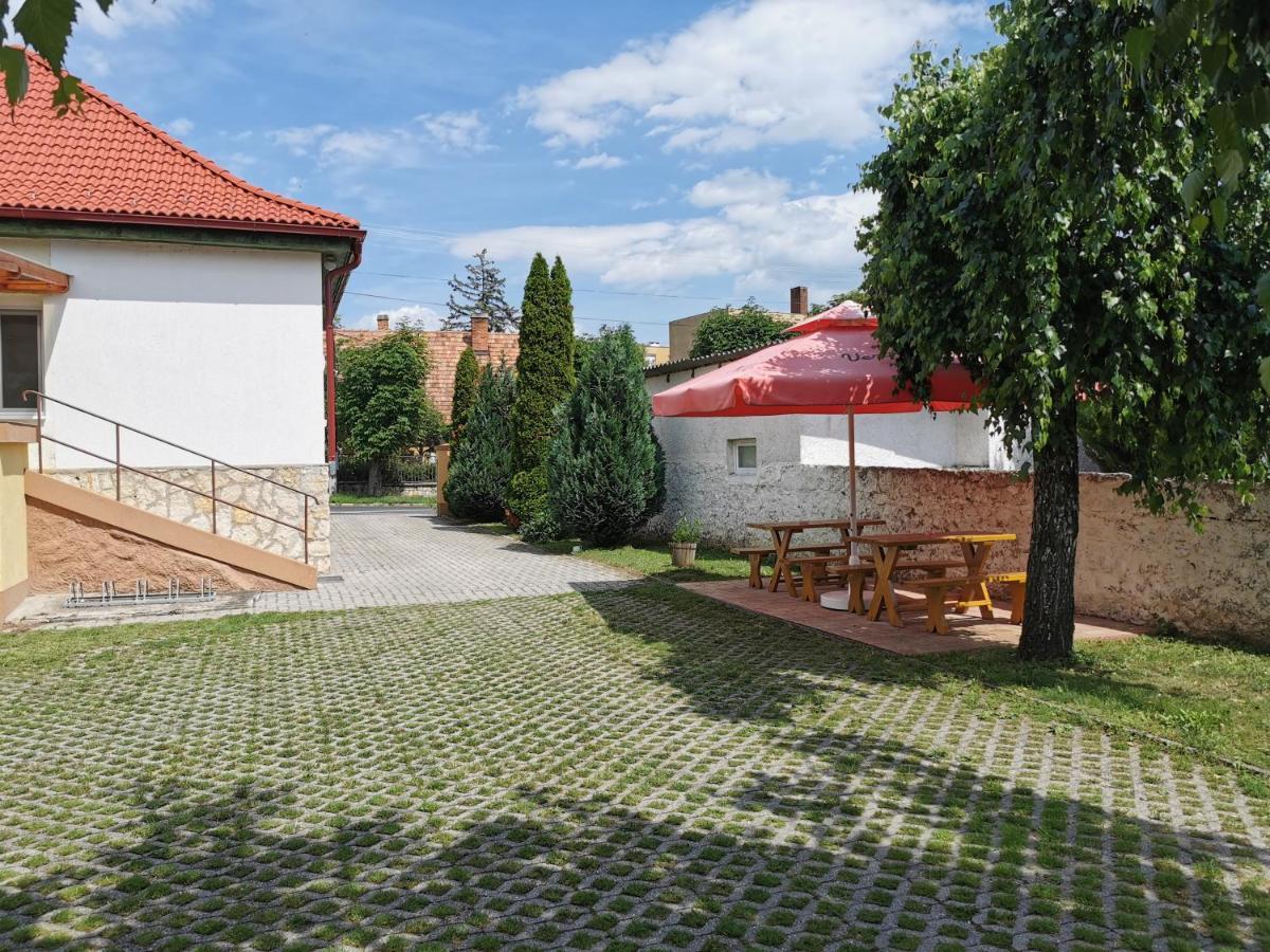 Glázer-Szálló Tapolca Exterior foto